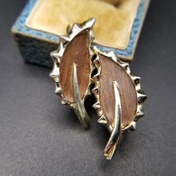 BOGO FREE Sara cov tree leaf clip on 70’s earrings - Picture 1 of 6